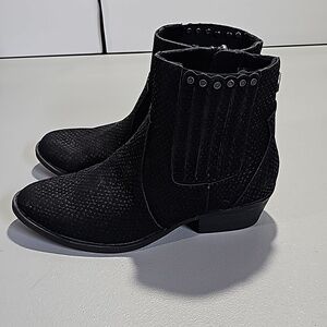 Blowfish black size 7 booties